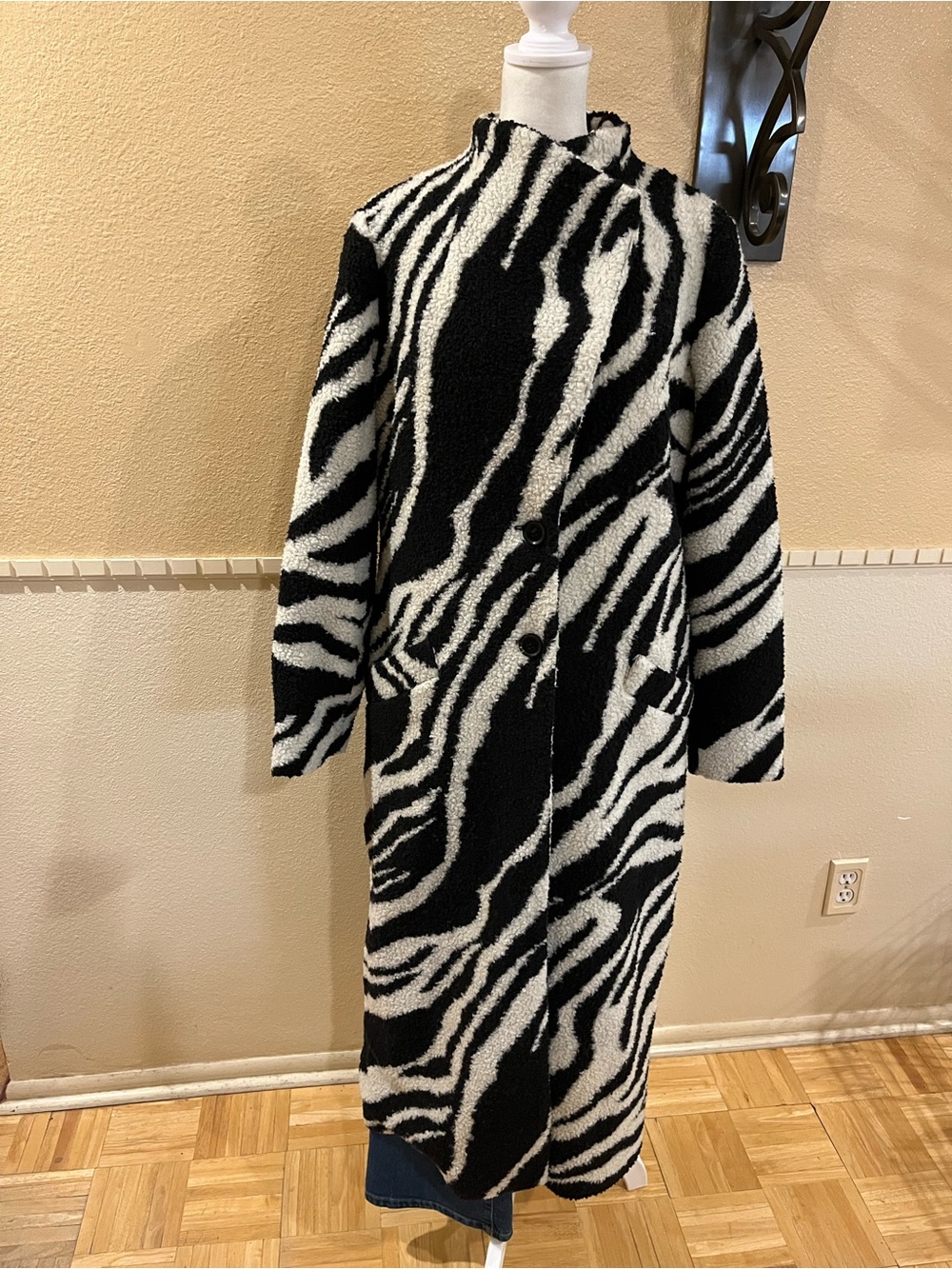 Anthropologie Hutch Zebra Print Sherpa Teddy Long Coat Black, off-white. Size S - Picture 4 of 9